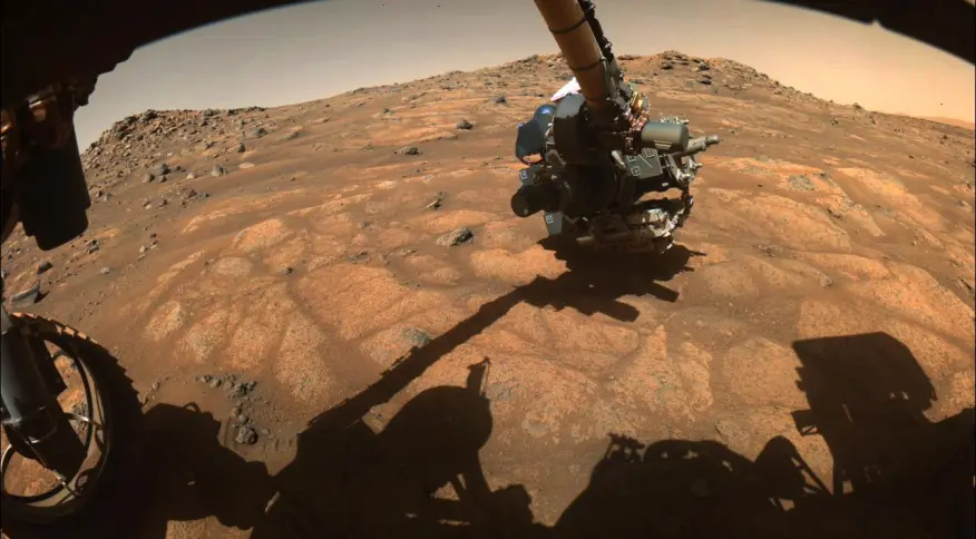 O braço robótico do rover Perseverance examina rochas NASA/JPL-Caltech