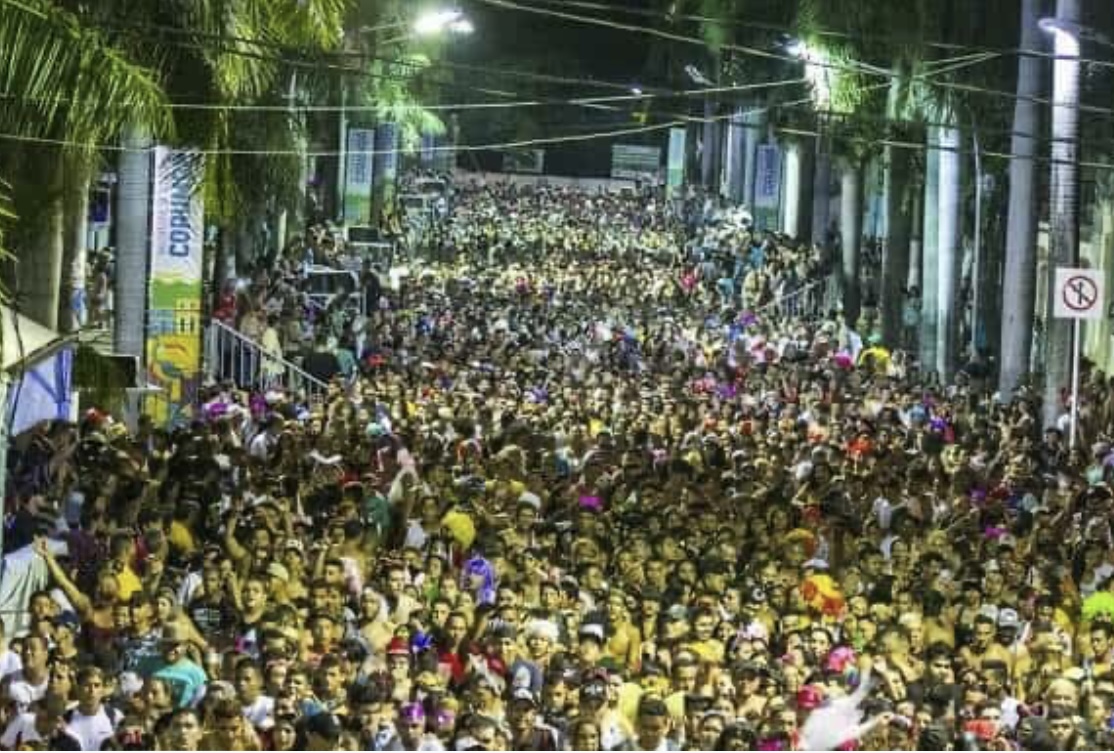 Carnaval leva multidões as ruas em Corumbá (Gisele Ribeiro) 