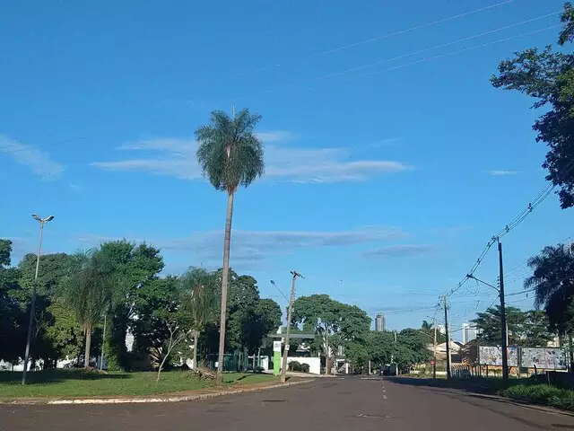 Céu de Campo Grande na manhã desse sábado. (Foto: Paulo Francis)