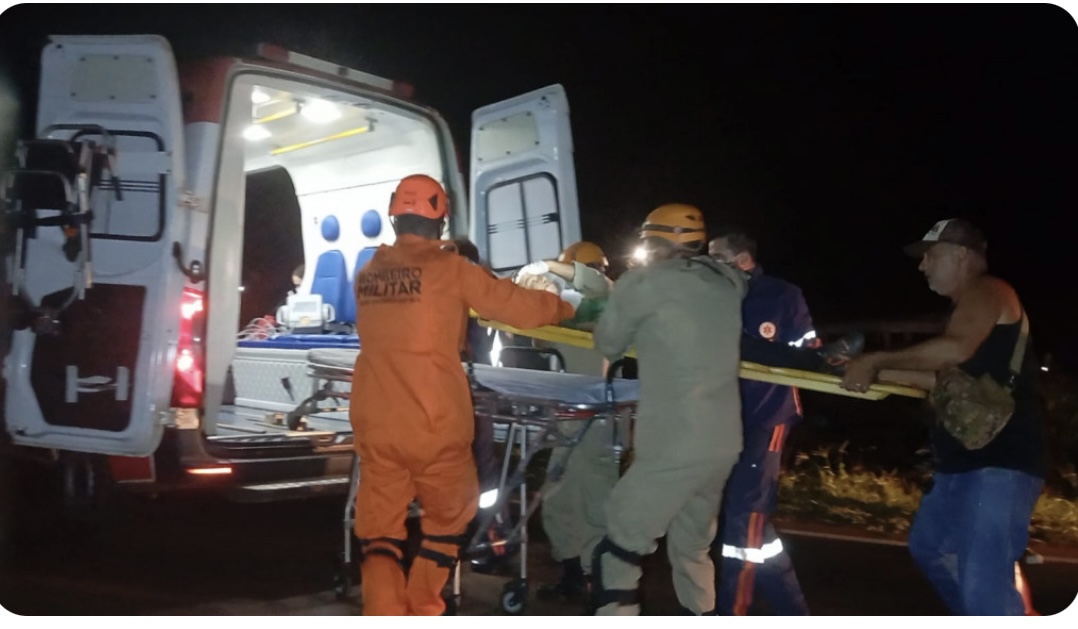 Vítima sendo socorrida pelos bombeiros. ((Sidney Bronka) 