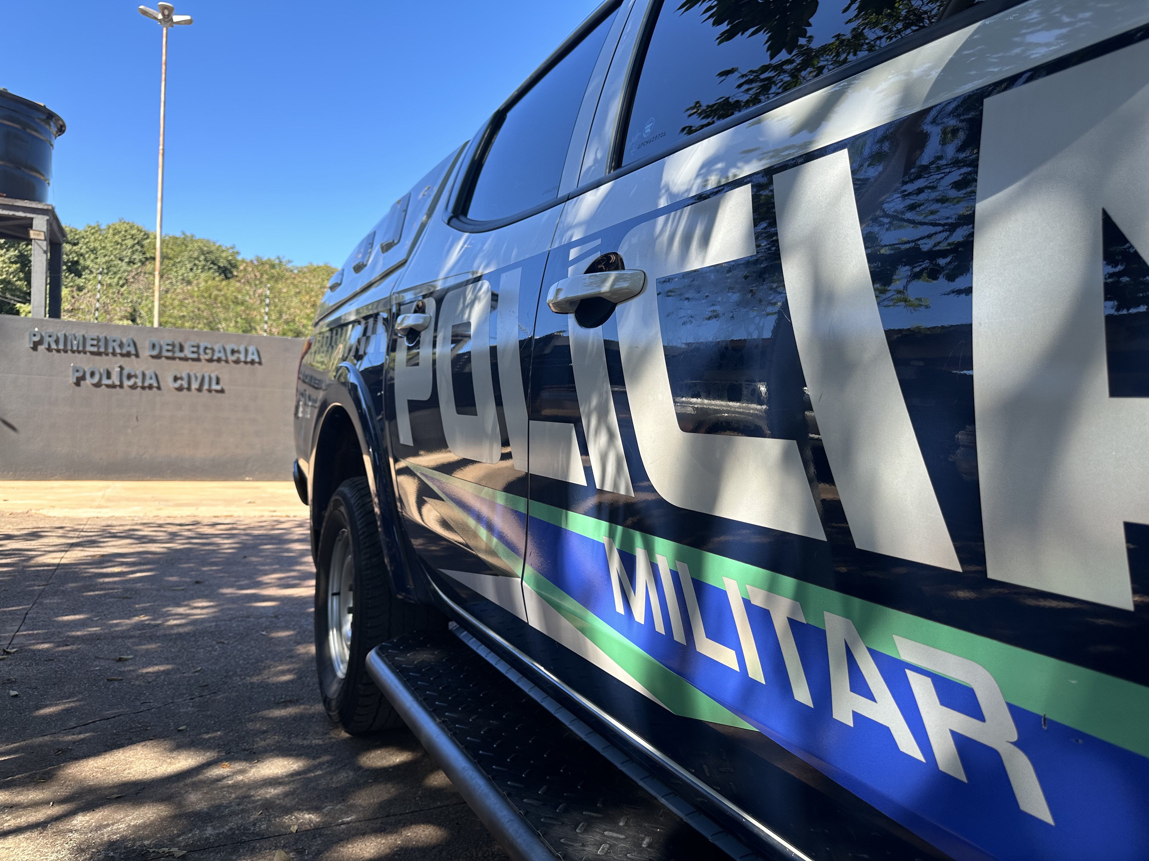 Viatura Polícia Militar na delegacia de Jardim 