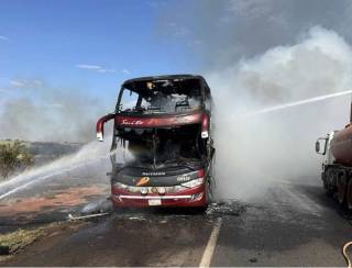 Ônibus com passageiros pega fogo na BR-163 e é totalmente destruído