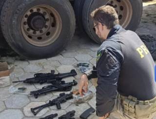 Santa Rita do Pardo : PRF apreende 1,2 tonelada de maconha, fuzis, pistolas e munições em meio a carga de abóboras 