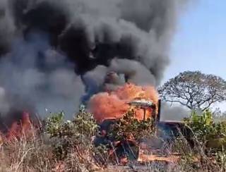 Caminhão pega fogo e incêndio espalha pelo pantanal 