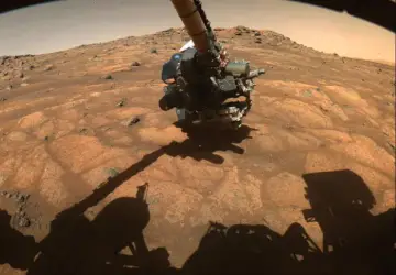 O braço robótico do rover Perseverance examina rochas NASA/JPL-Caltech