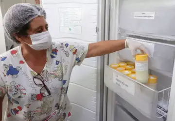 A técnica responsável pela pasteurização Rosimeire Souza Rodrigues, mostra geladeira praticamente vazias (Foto: Divulgação) 