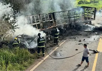 Após a colisão carreta acabou incendiando motorista morreu carbonizado, (Jornal da Nova)